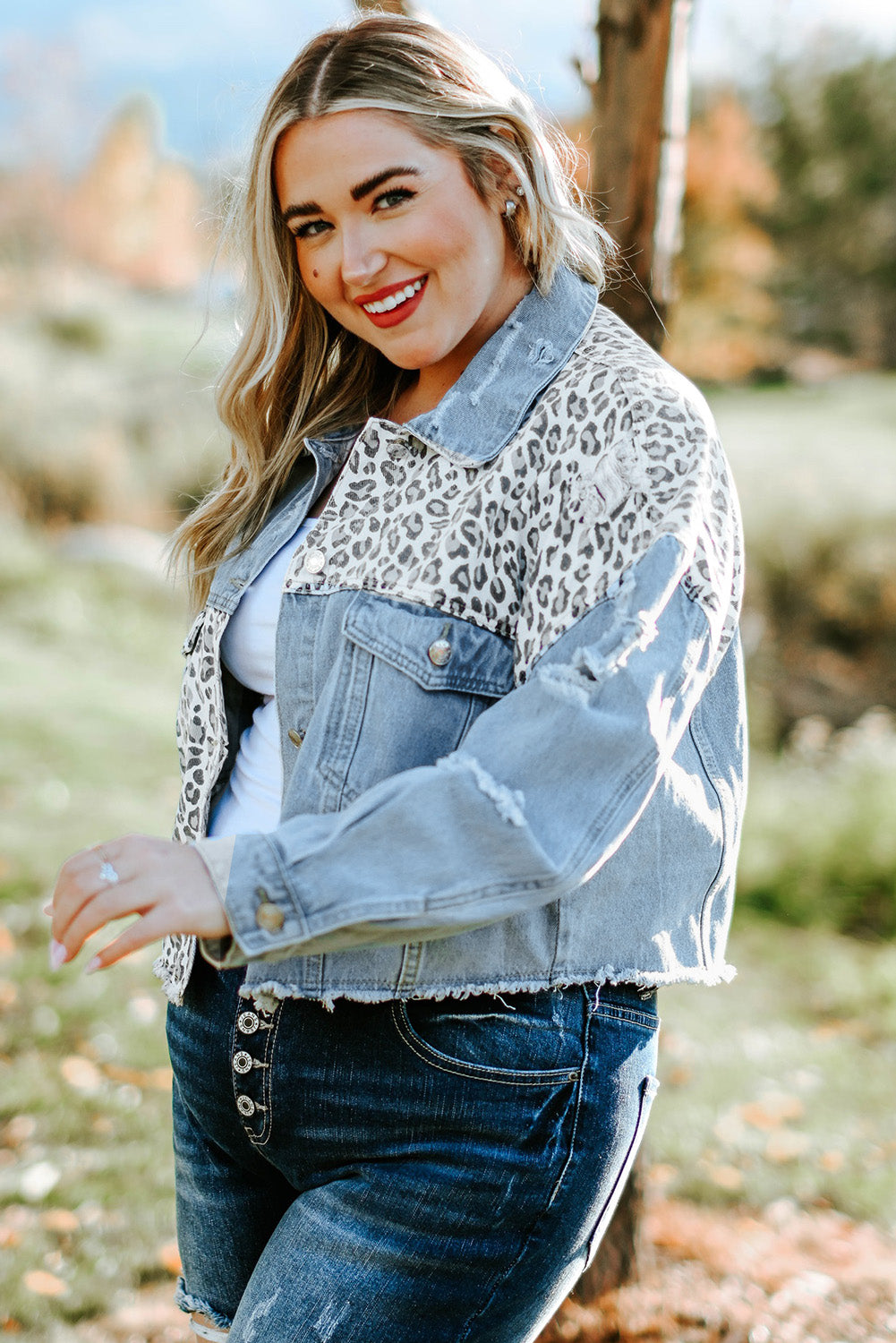 Veste courte en denim bleu déchirée à imprimé léopard grande taille