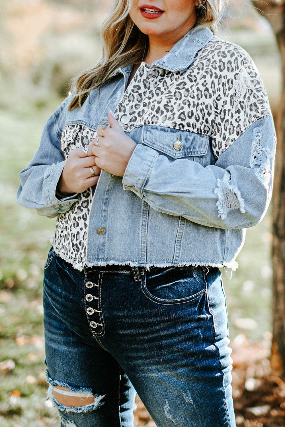 Veste courte en denim bleu déchirée à imprimé léopard grande taille