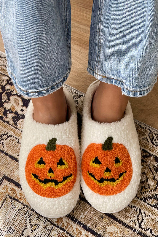 Chaussons blancs en peluche à imprimé citrouille d'Halloween